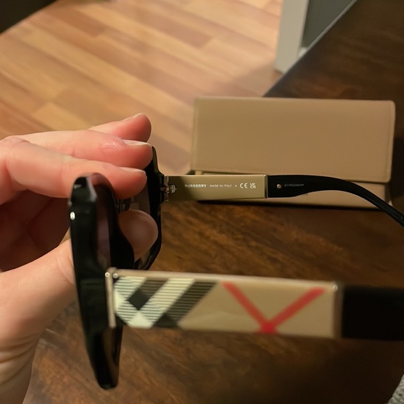 Burberry sunglasses - Picture 2 of 3